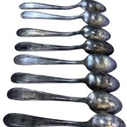 Neuf petites cuillères argenté à café