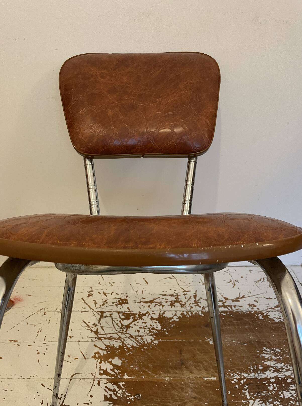 Chaise vintage en skaï marron