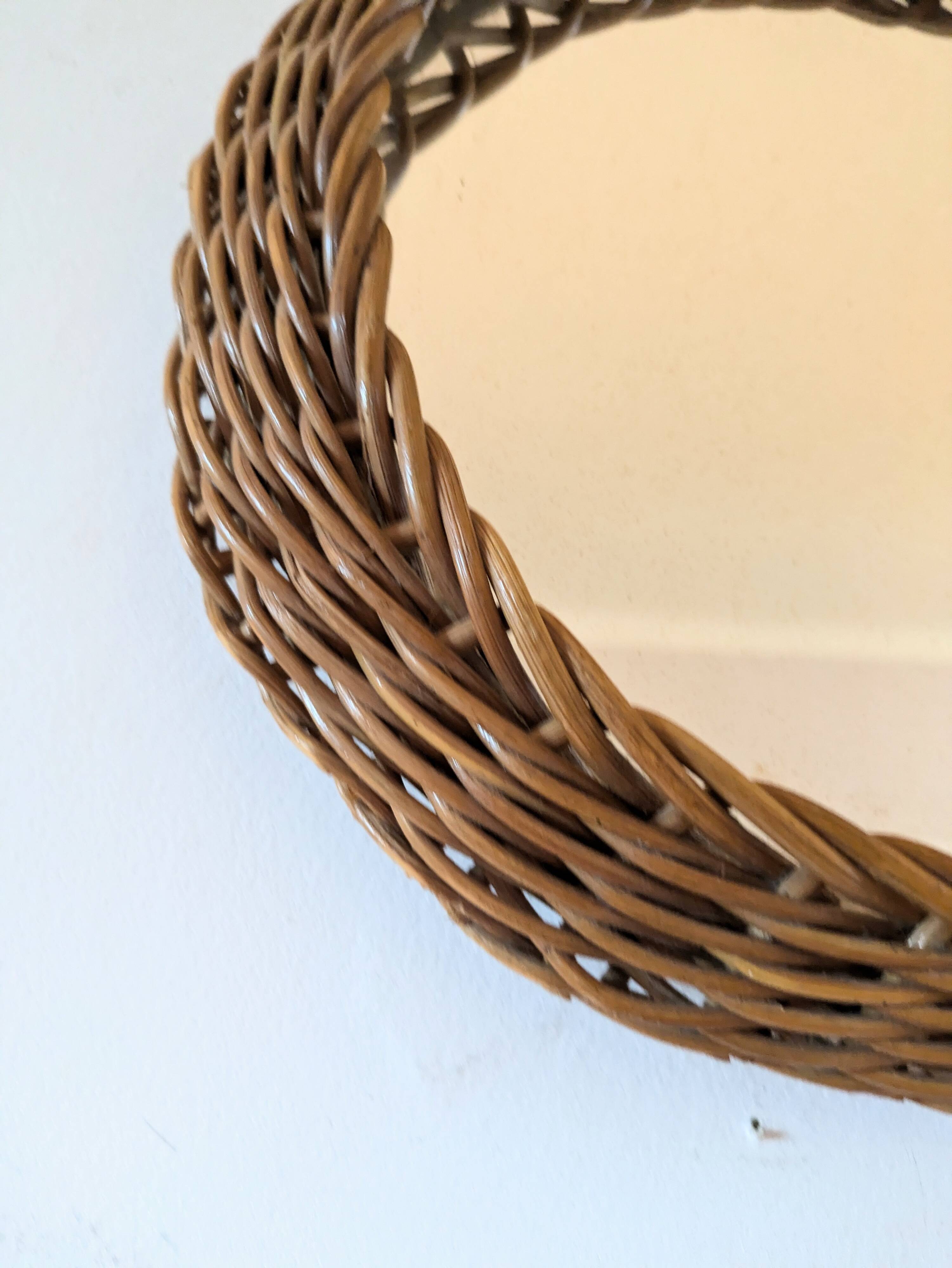 Round mirror in 60s design woven rattan