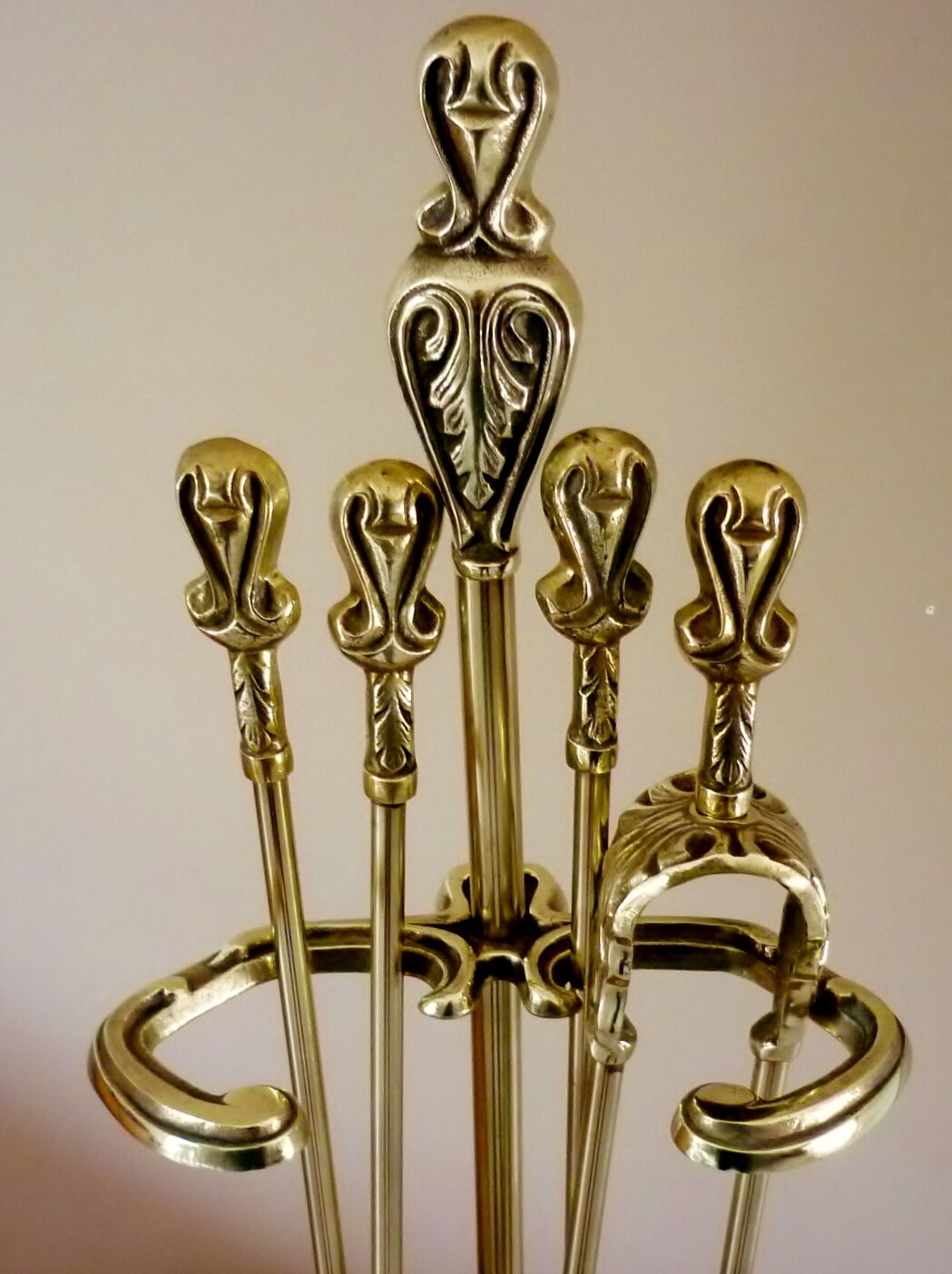 Servant, accessories fireplace, marked chiseled bronze and brass, 5 pieces