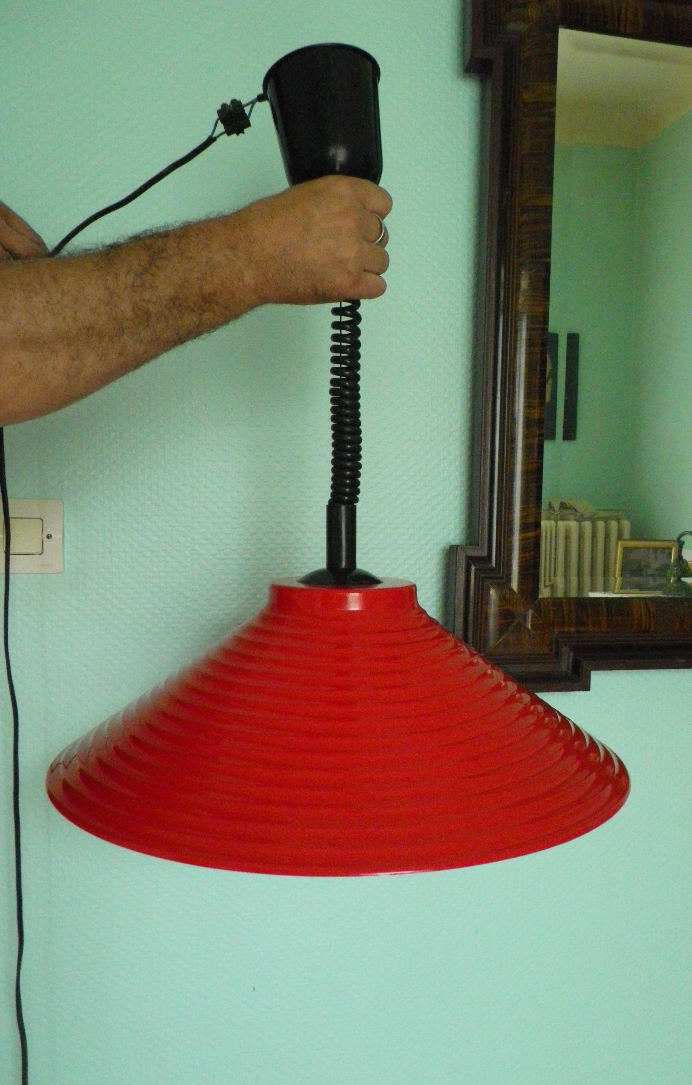 Red metal suspension with "up, down" system