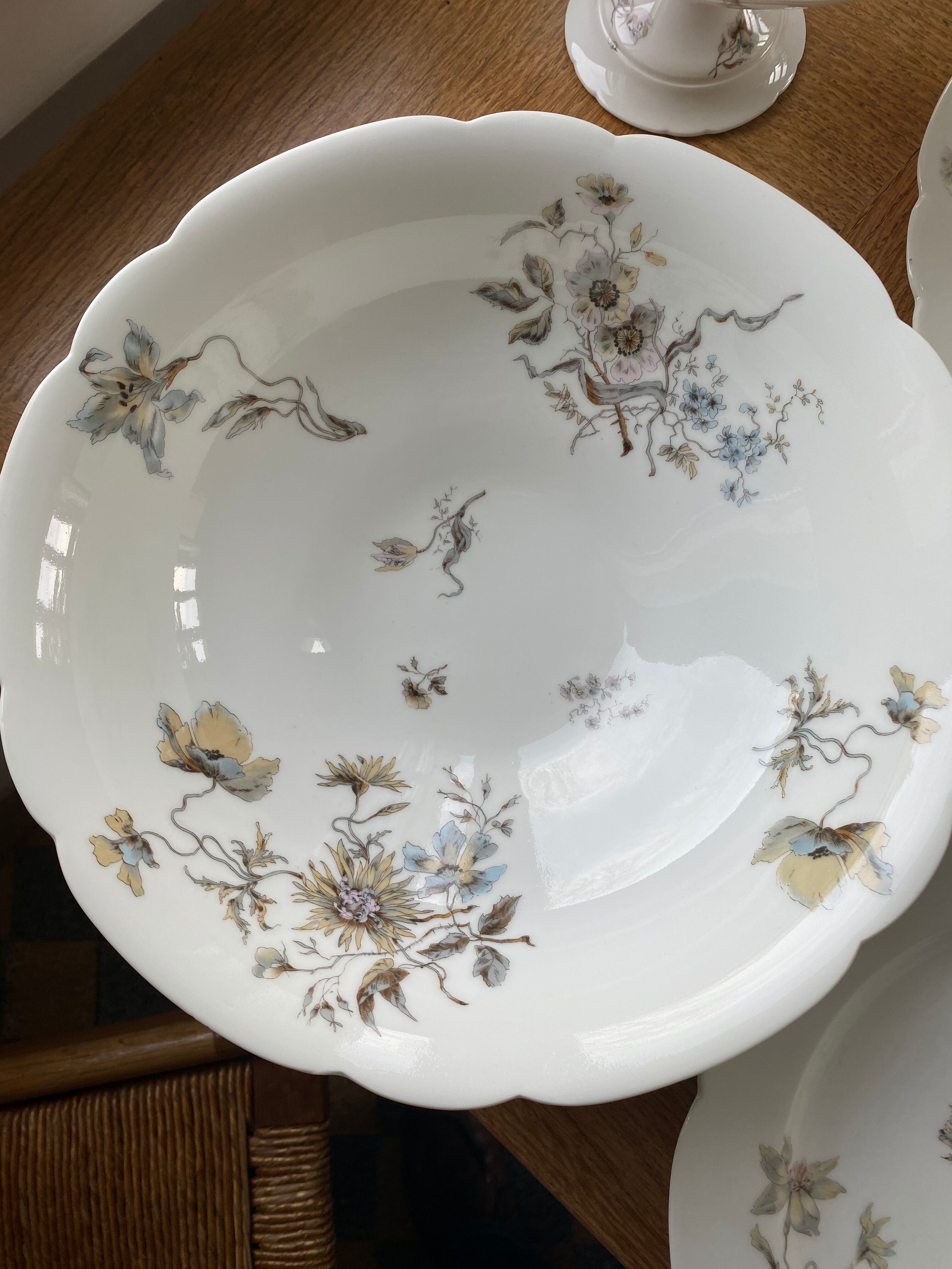 Porcelain crockery service