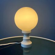 Lampe de table Space Age blanche en verre opalin