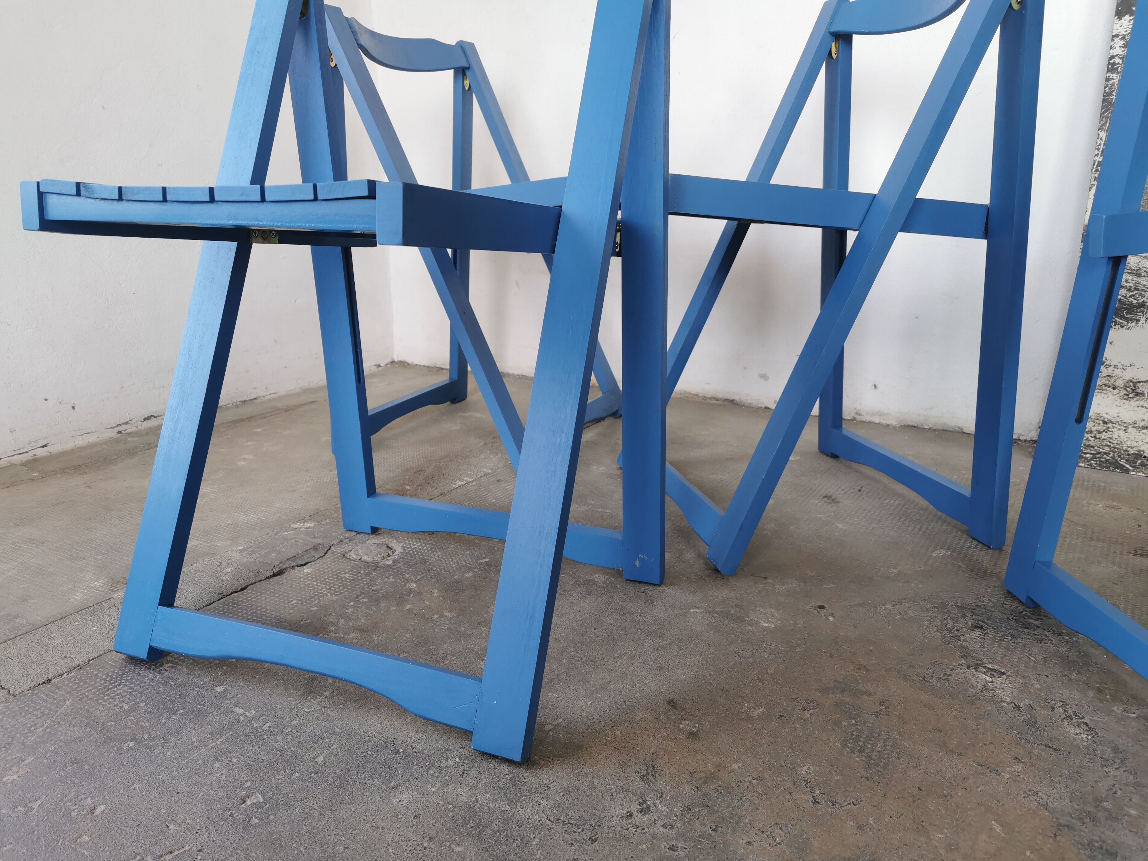 Set of 4 vintage folding chairs