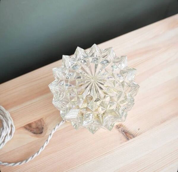 Lampe à poser verre ciselé forme étoile