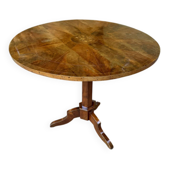 Table ronde ancienne avec détails marqueterie