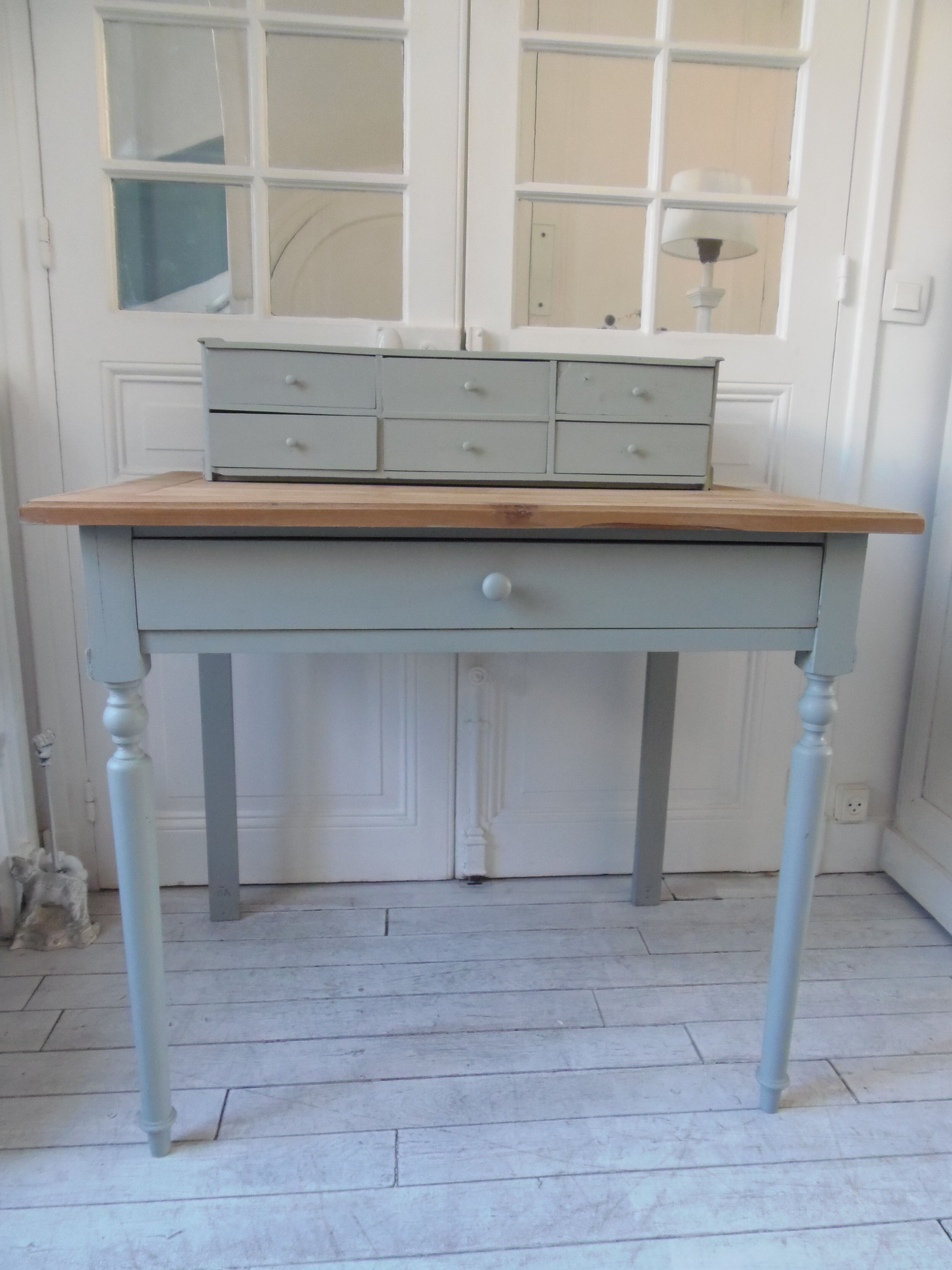 Bureau à gradin patiné vert de gris , plateau bois.