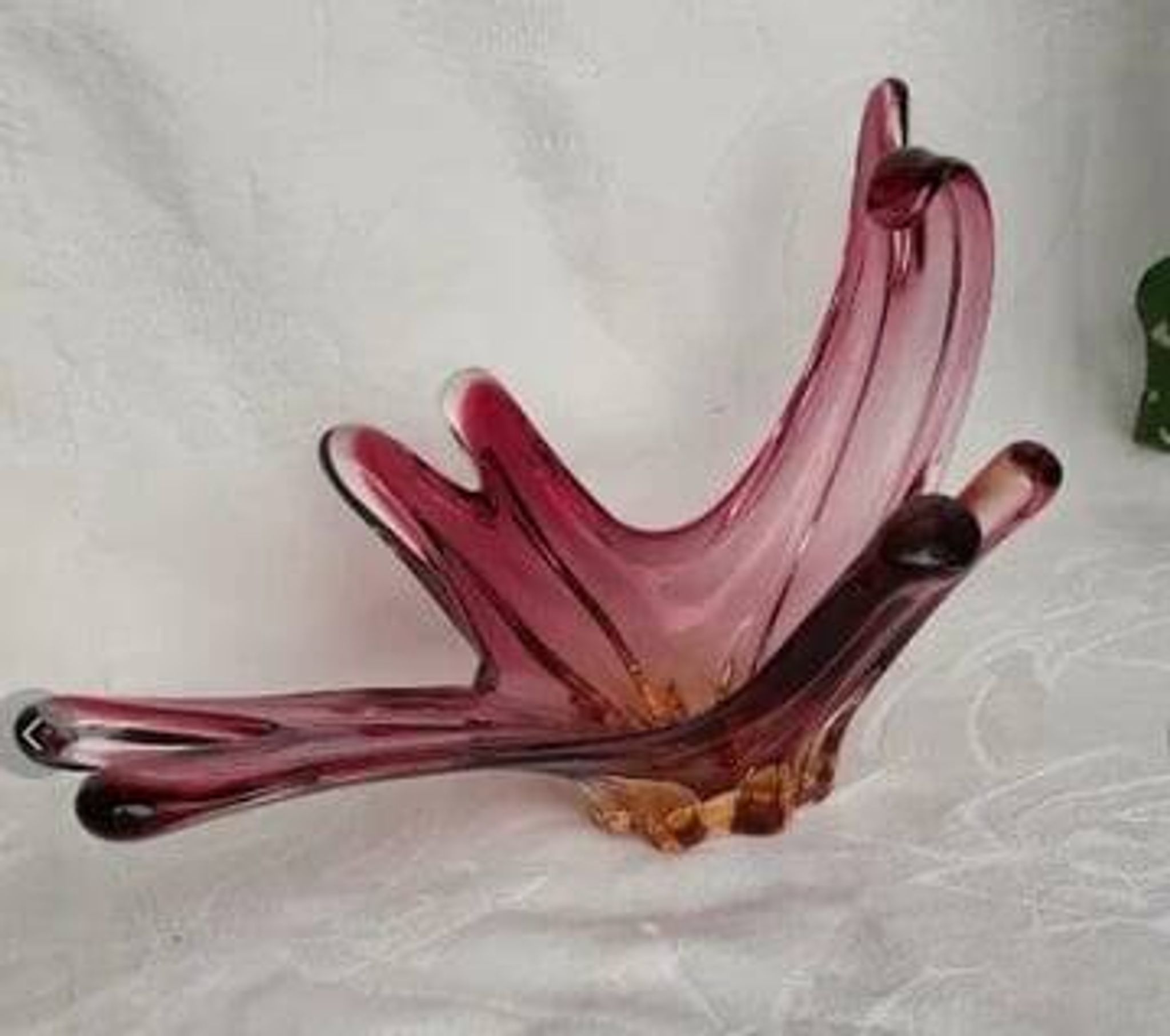 Grand centre de table en verre soufflé rose – design organique –