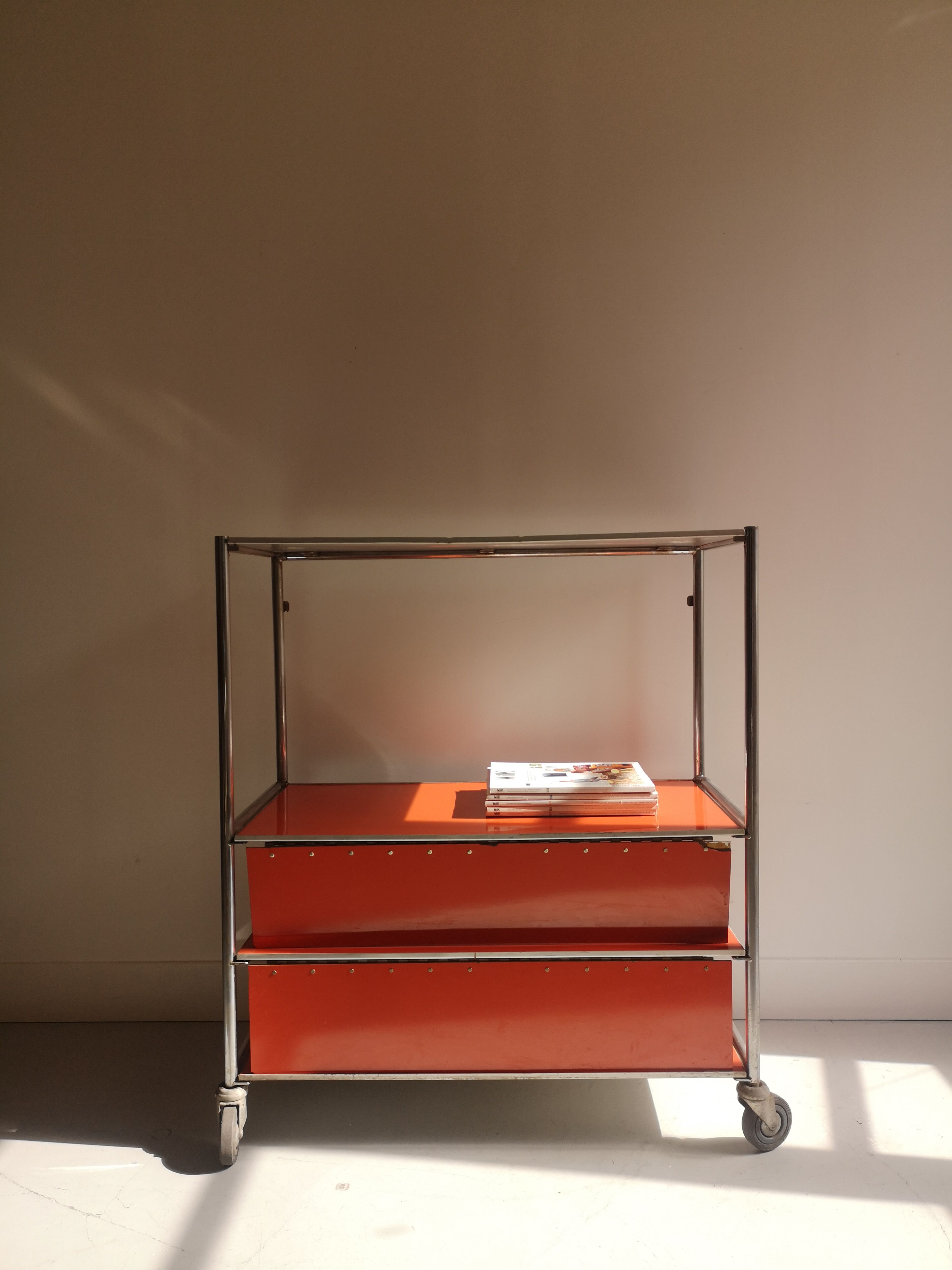 Desserte bibliothèque à roulette en metal chromé industrielle