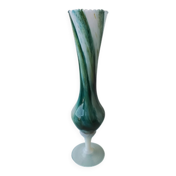 Pedestal vase in opaline