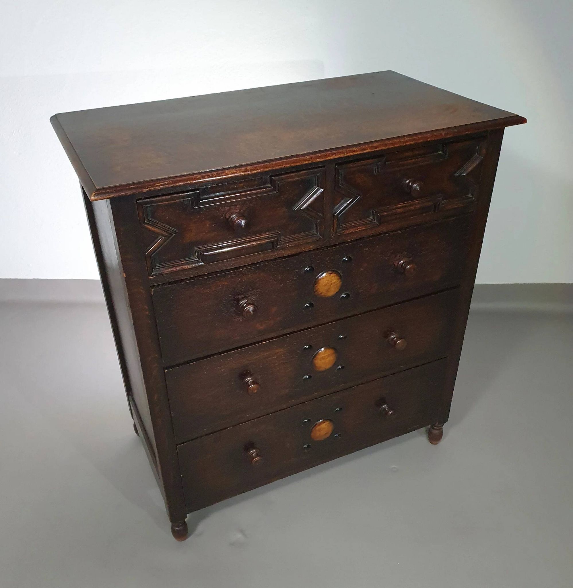 Particularly cool English chest of drawers. Dated (Charles 2 era). Made of solid oak with beautiful patina.