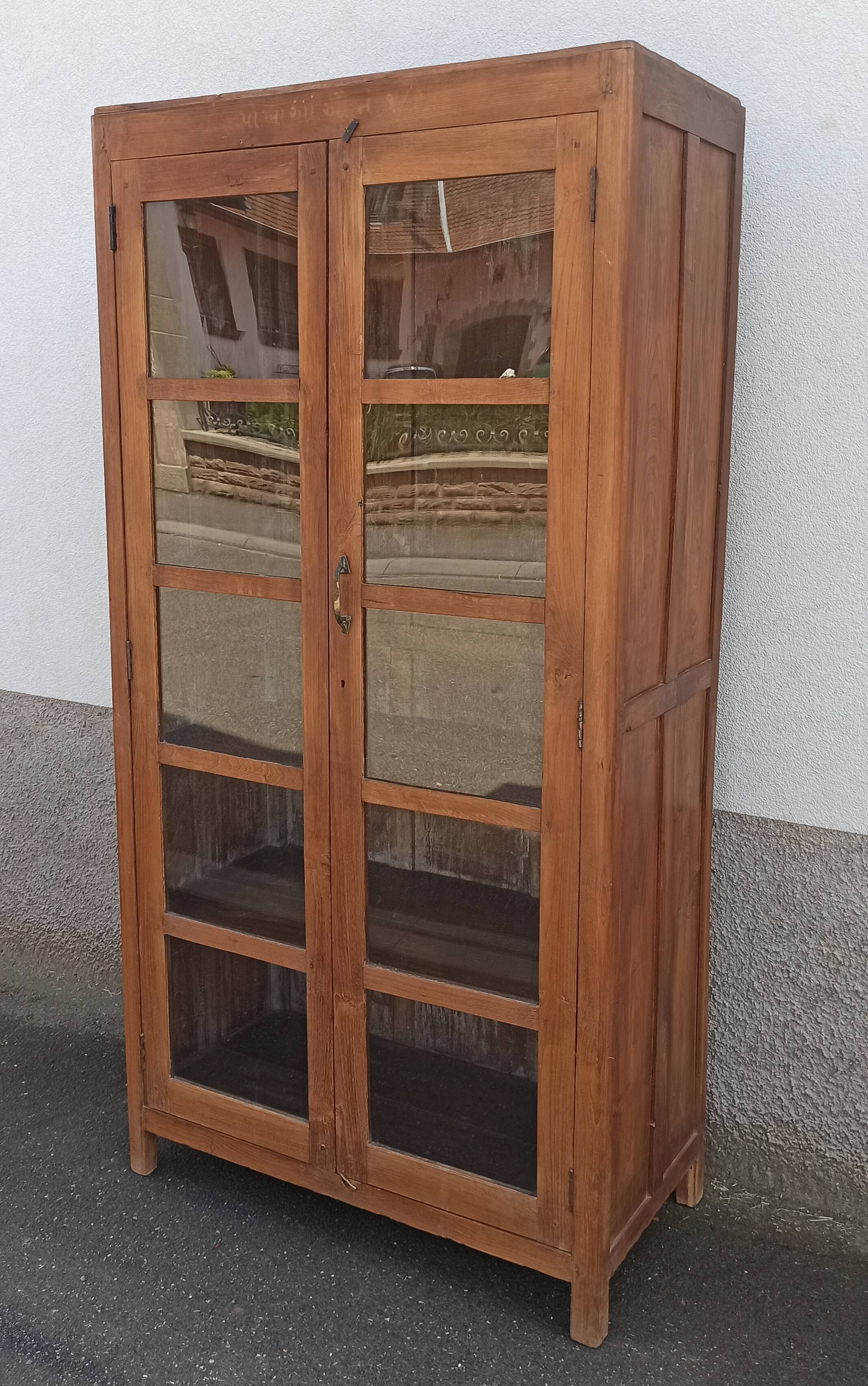 Armoire vitrée en bois