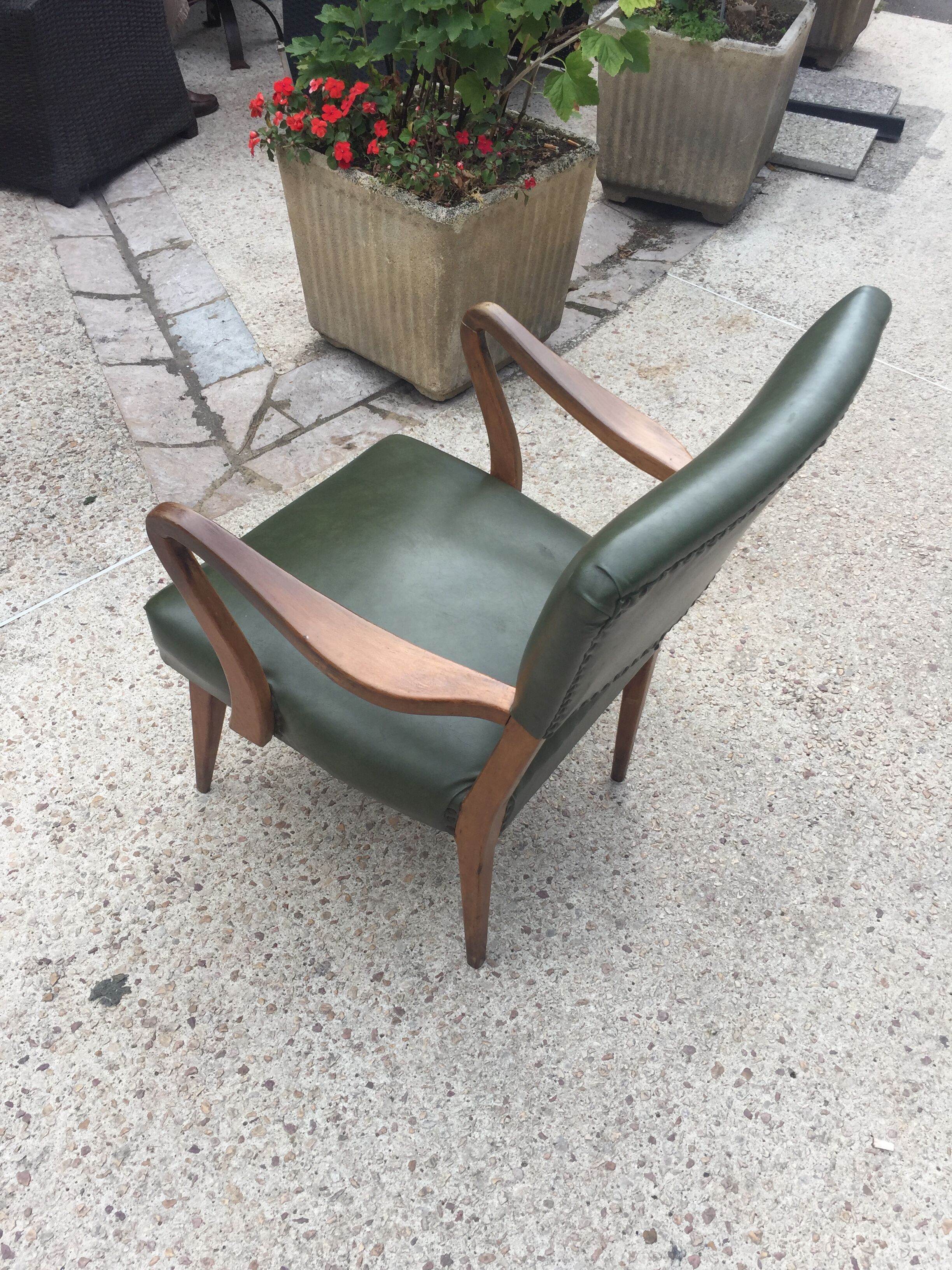 Fauteuil bas  en skaï vert bouteille