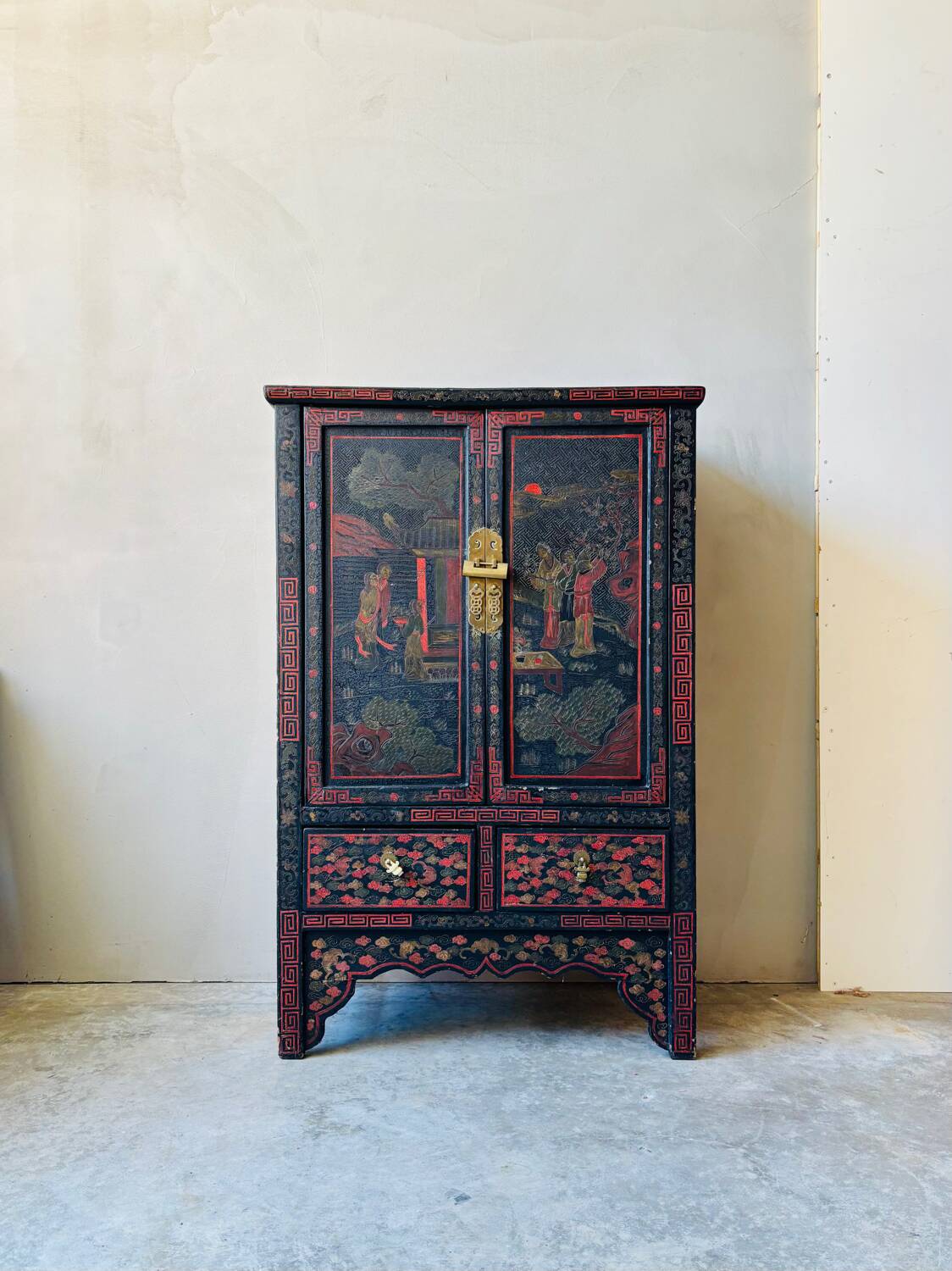 Antique Chinese cabinet in black and red lacquered wood – painted decoration on