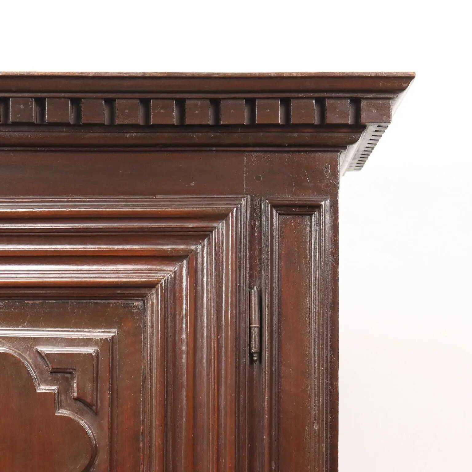 Antique baroque wardrobe in walnut, Italy, 18th century.
