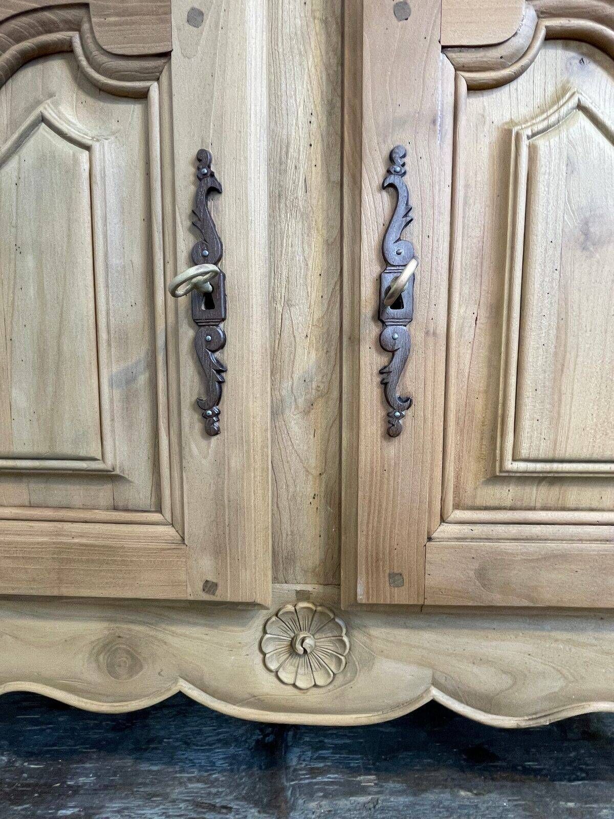 Provençal display cabinet in solid cherry wood, Louis XV style.