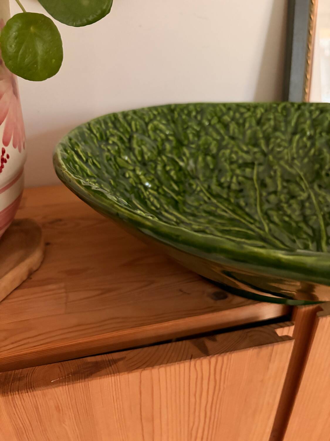 Grand plat / saladier en faïence barbotine émaillée – forme feuille