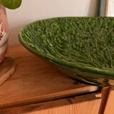 Grand plat / saladier en faïence barbotine émaillée – forme feuille