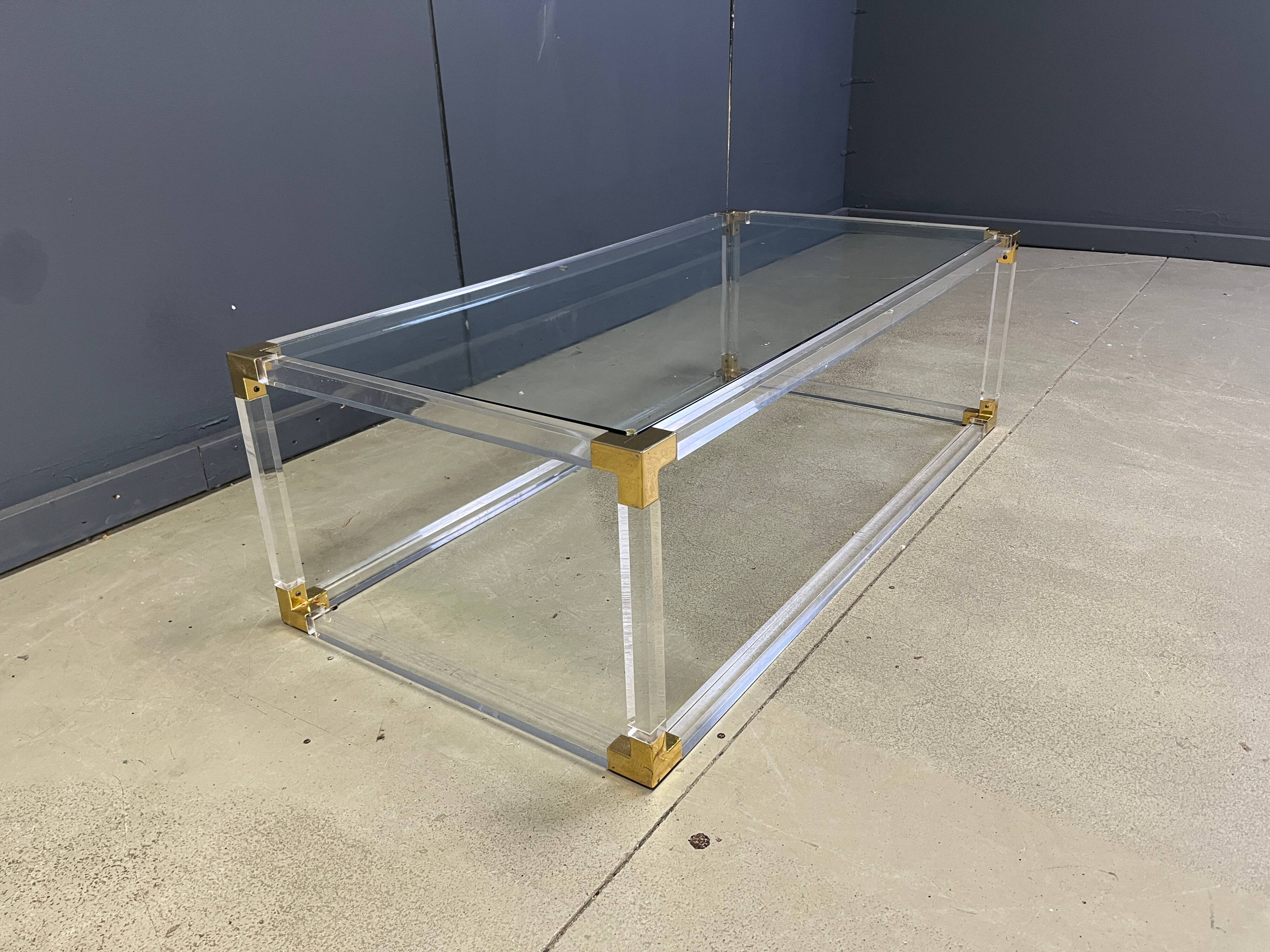 Table basse en laiton et lucite attribuée à Charles Hollis Jones, années 1970.