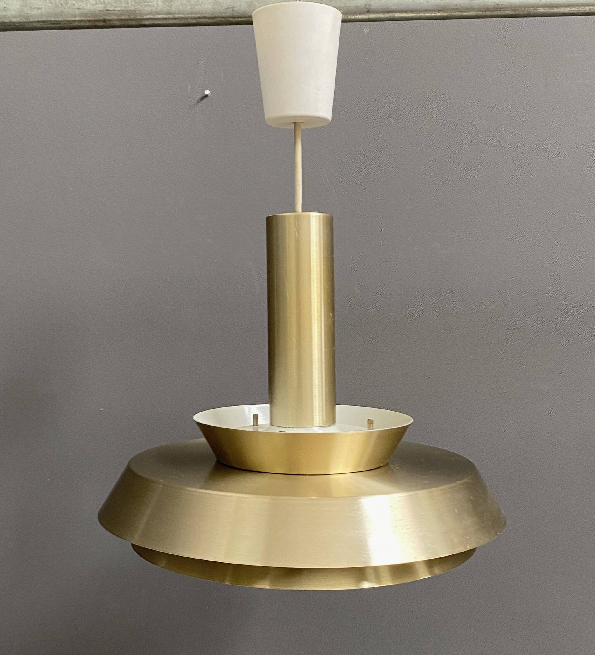 Lampe à suspension en métal VEB couleur laiton et blanc années 1960