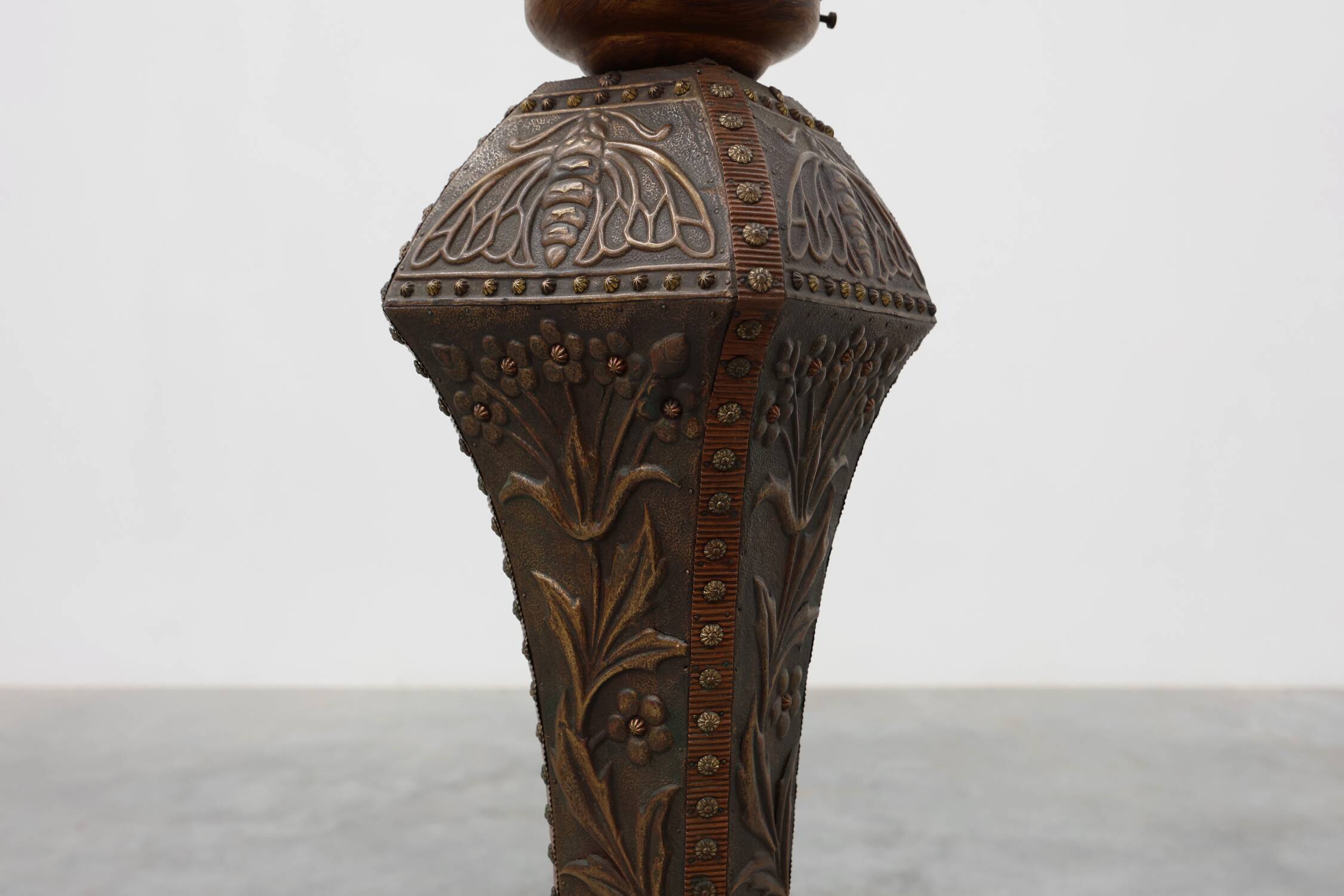 Art Nouveau floorlamp in hammered copper with frosted glass hood, Belgium