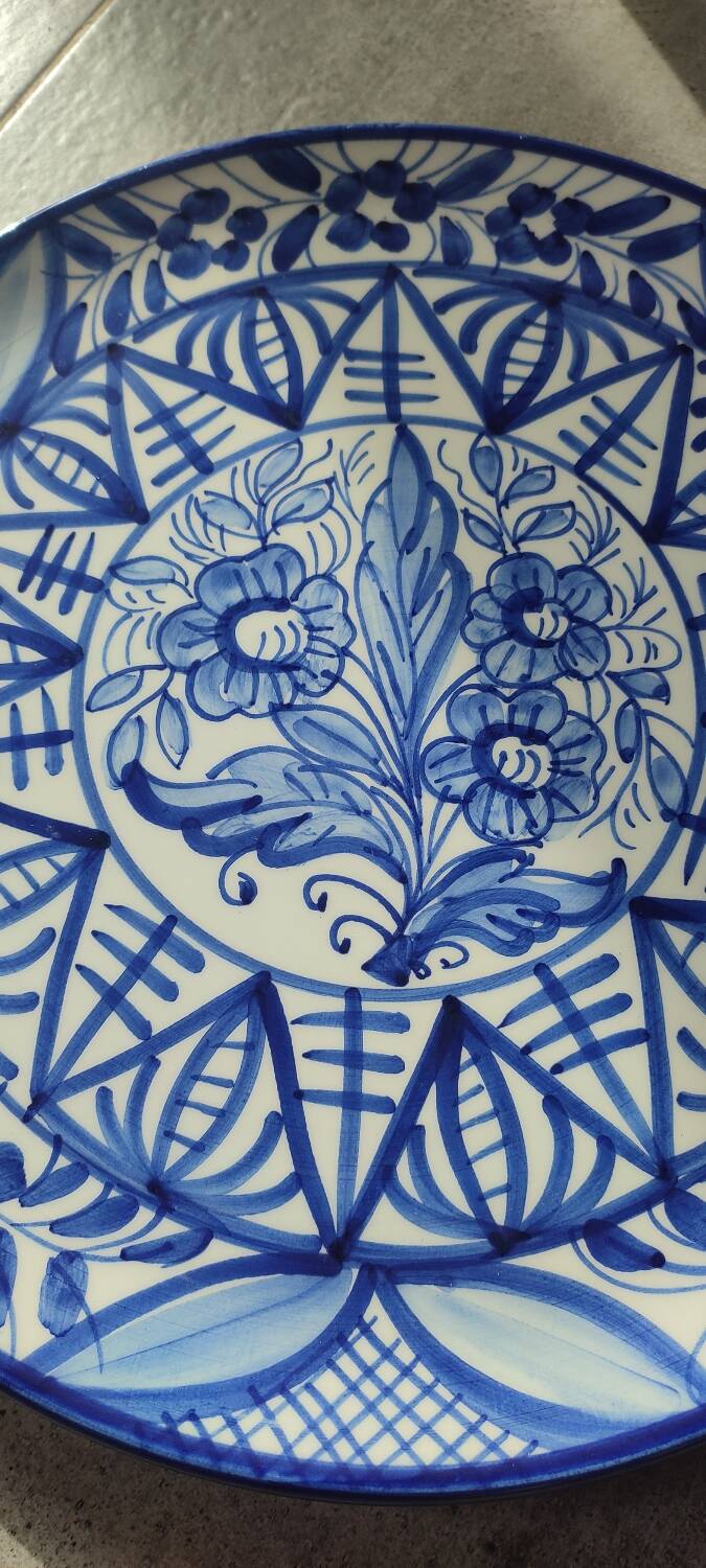 Large wall plate in majolica signed by Enrique Crespo, Artesania years.