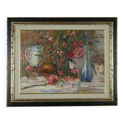 Nature morte aux fleurs roses et aux pots bleus.