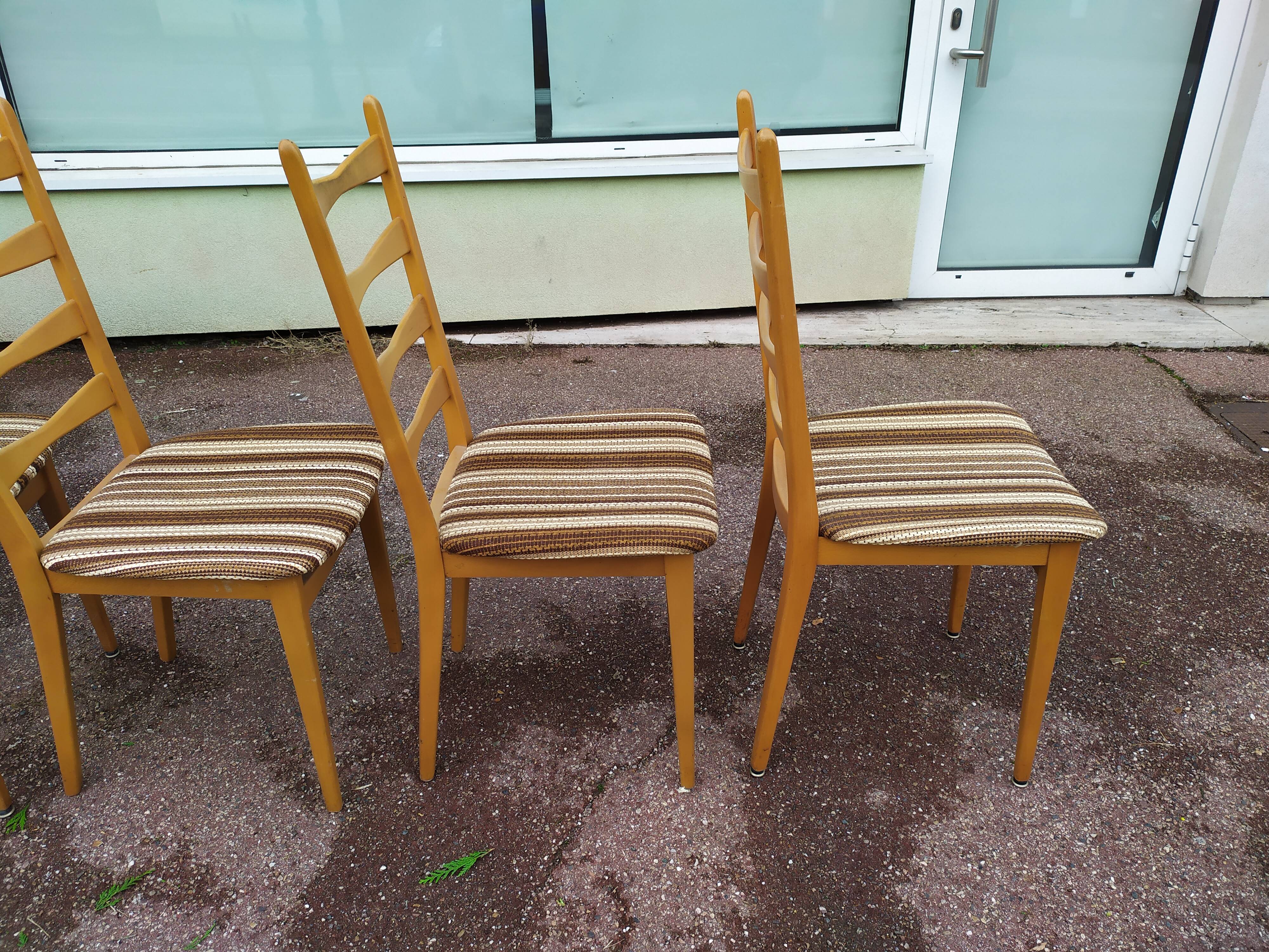 Lot 4 Light wood chairs in vintage Scandinavian fabric