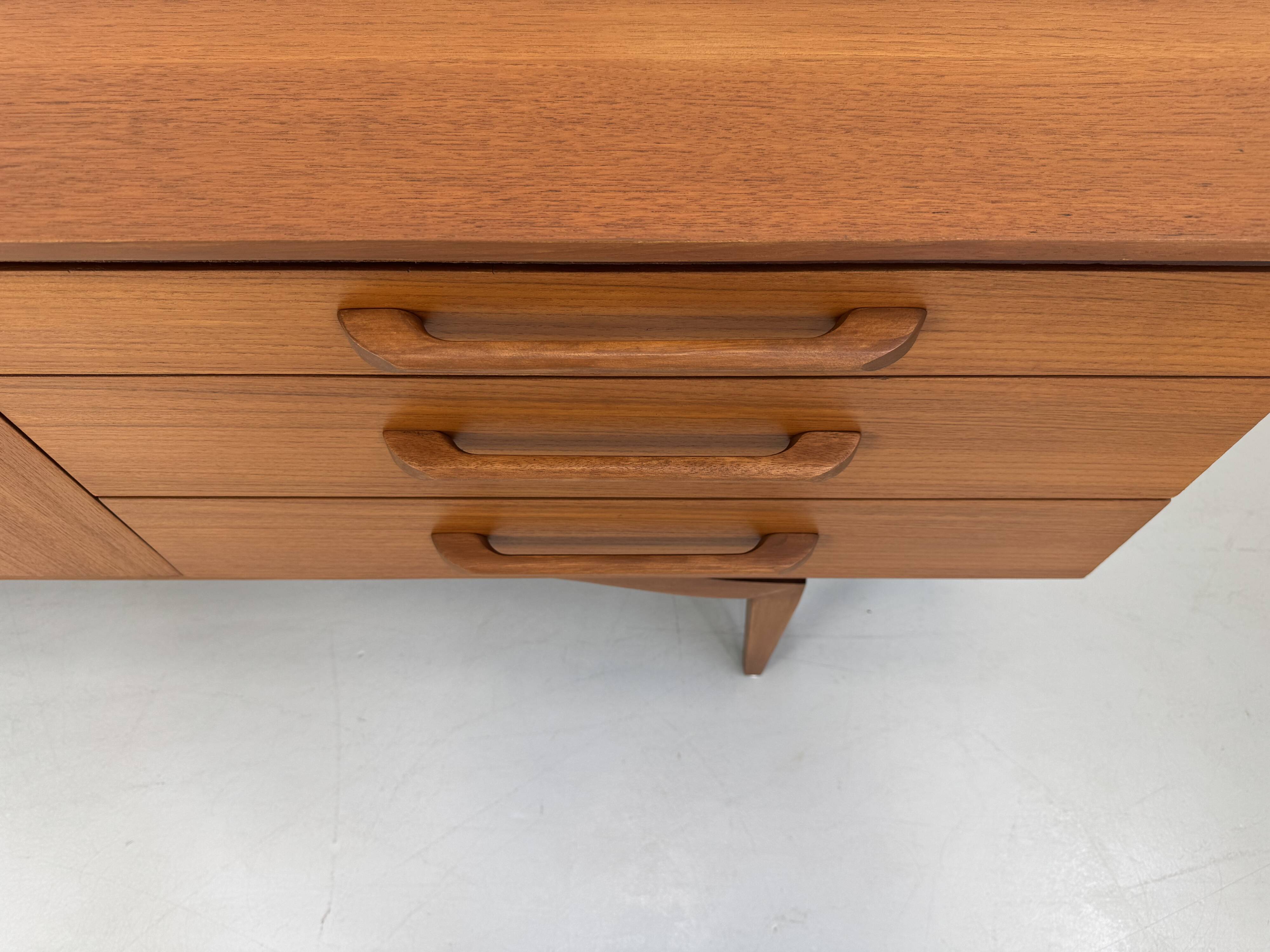 Buffet design unique des années 1960 produit en Angleterre.