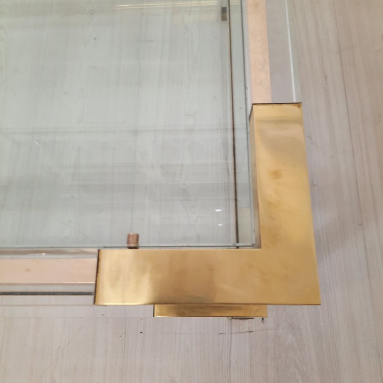 Coffee table with sliding shelf in lucite, brass and glass, Hollywood Regency