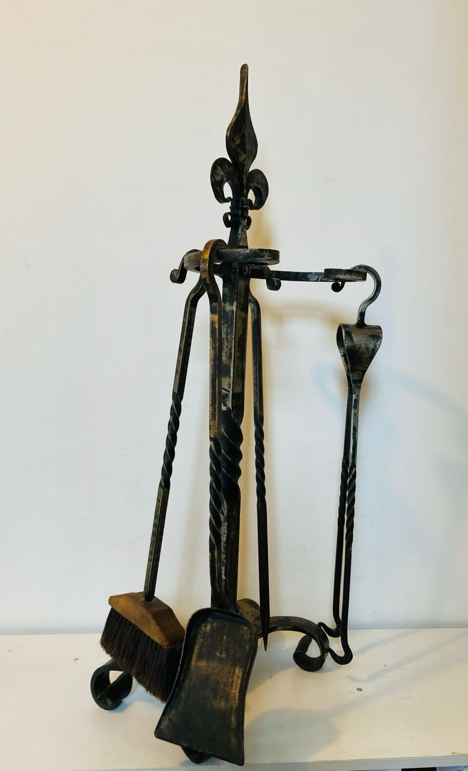Accessoires de cheminée époque milieu XXe en fer forgé fleur de LYS