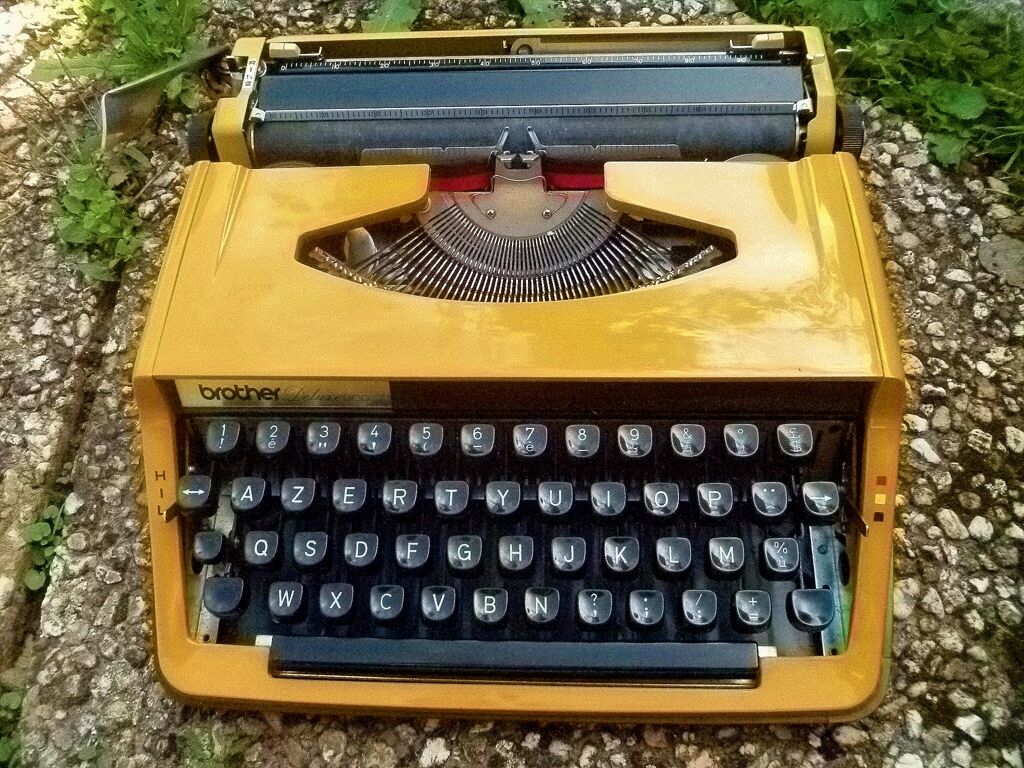 Brother Deluxe 800 typewriter