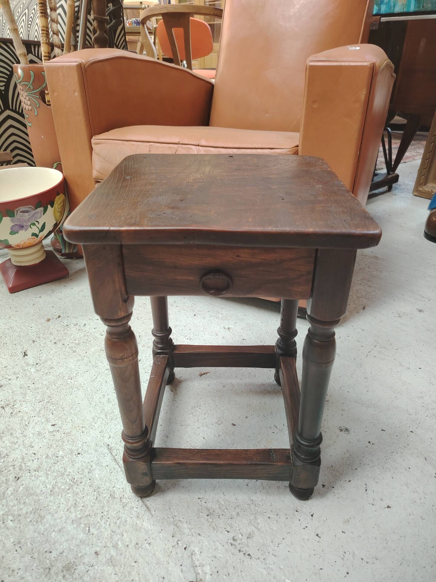 Small stool, side table or bedside table in solid wood with turned legs.