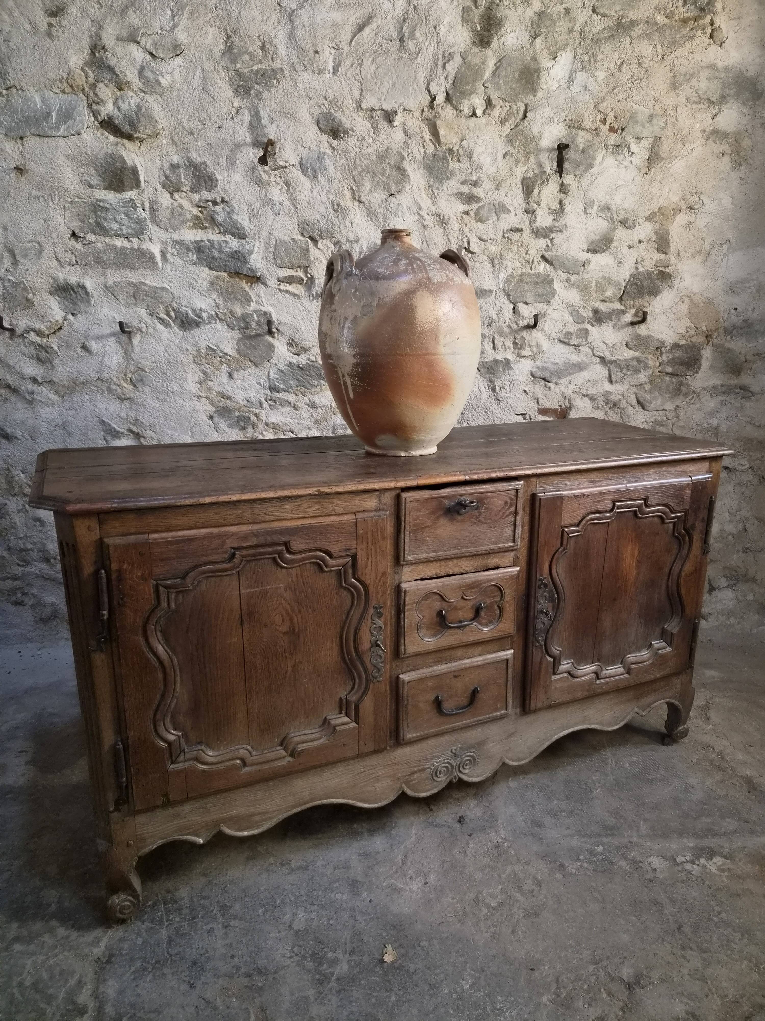 Grand oak buffet from the 18th century, Auvergne