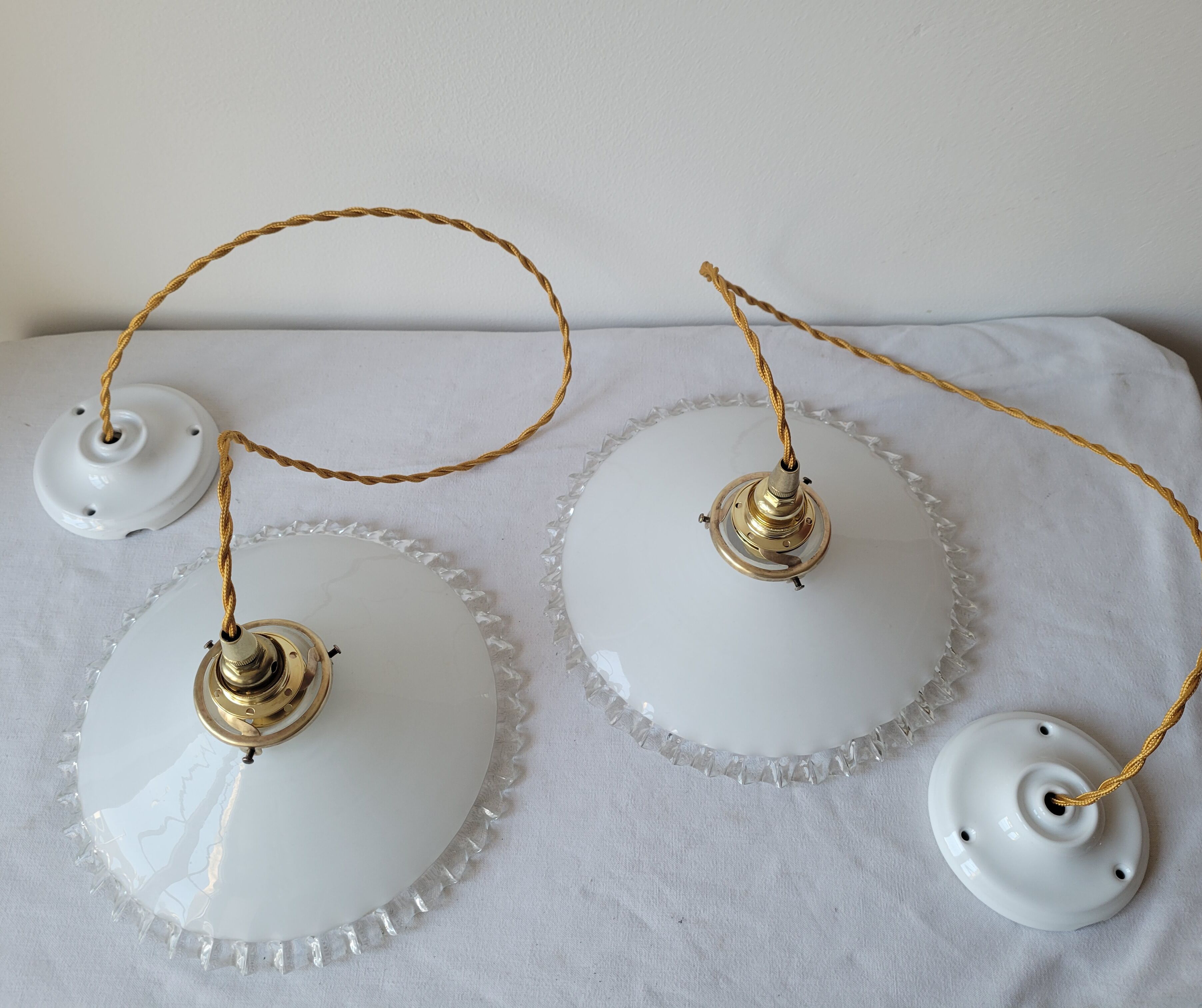 Pair of serrated opaline suspensions