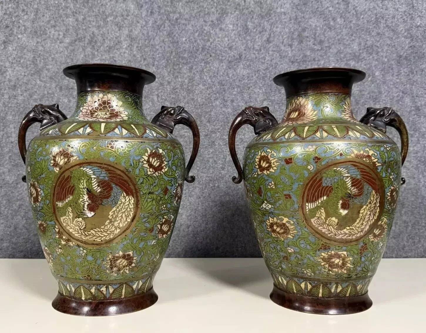 China 19th century: Very important pair of bronze vases decorated with Cloiso enamels