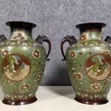 China 19th century: Very important pair of bronze vases decorated with Cloiso enamels
