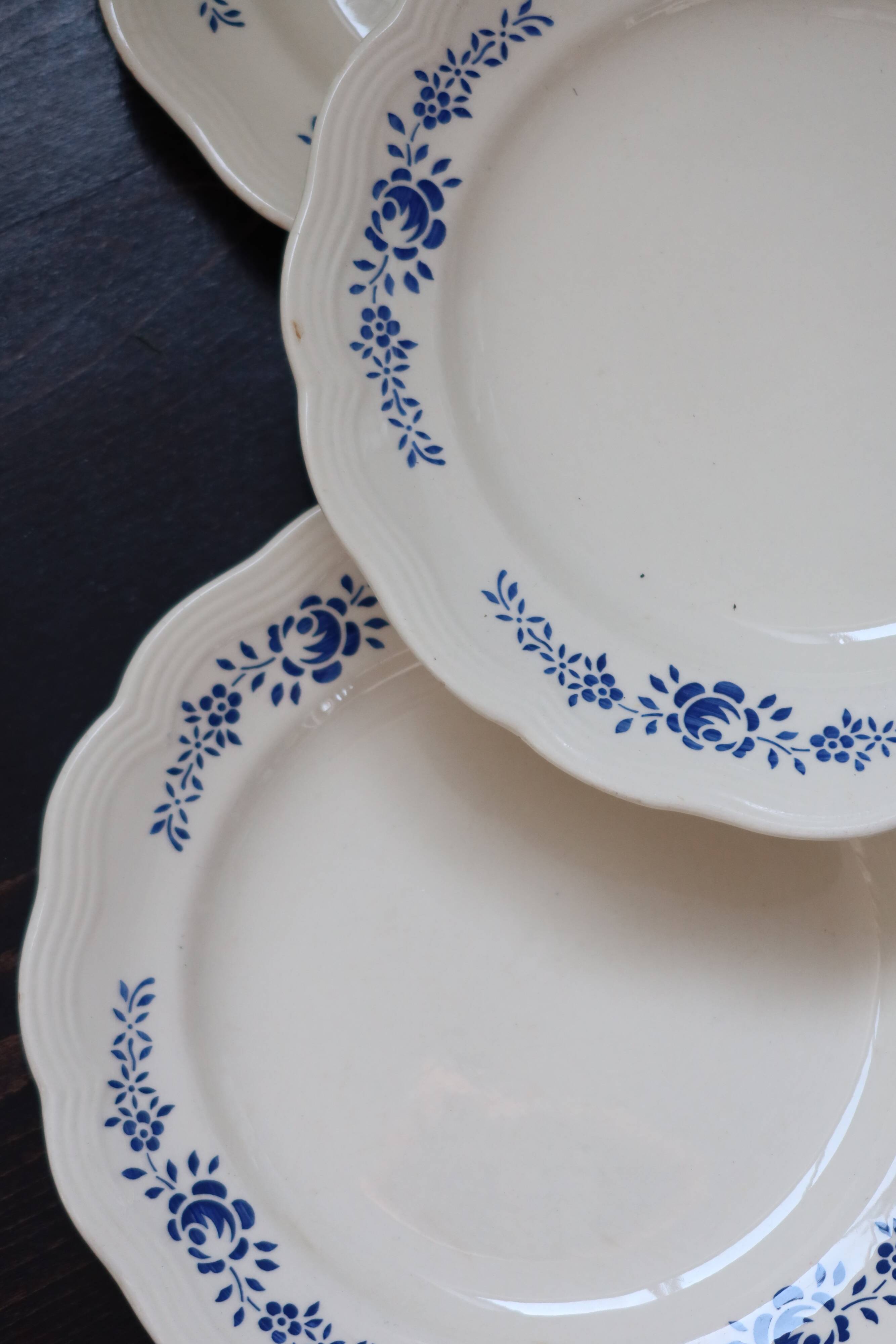 4 vintage white and blue earthenware dinner plates - Floral design