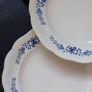4 assiettes plates vintage en faïence banche et bleue - Décor fleuri