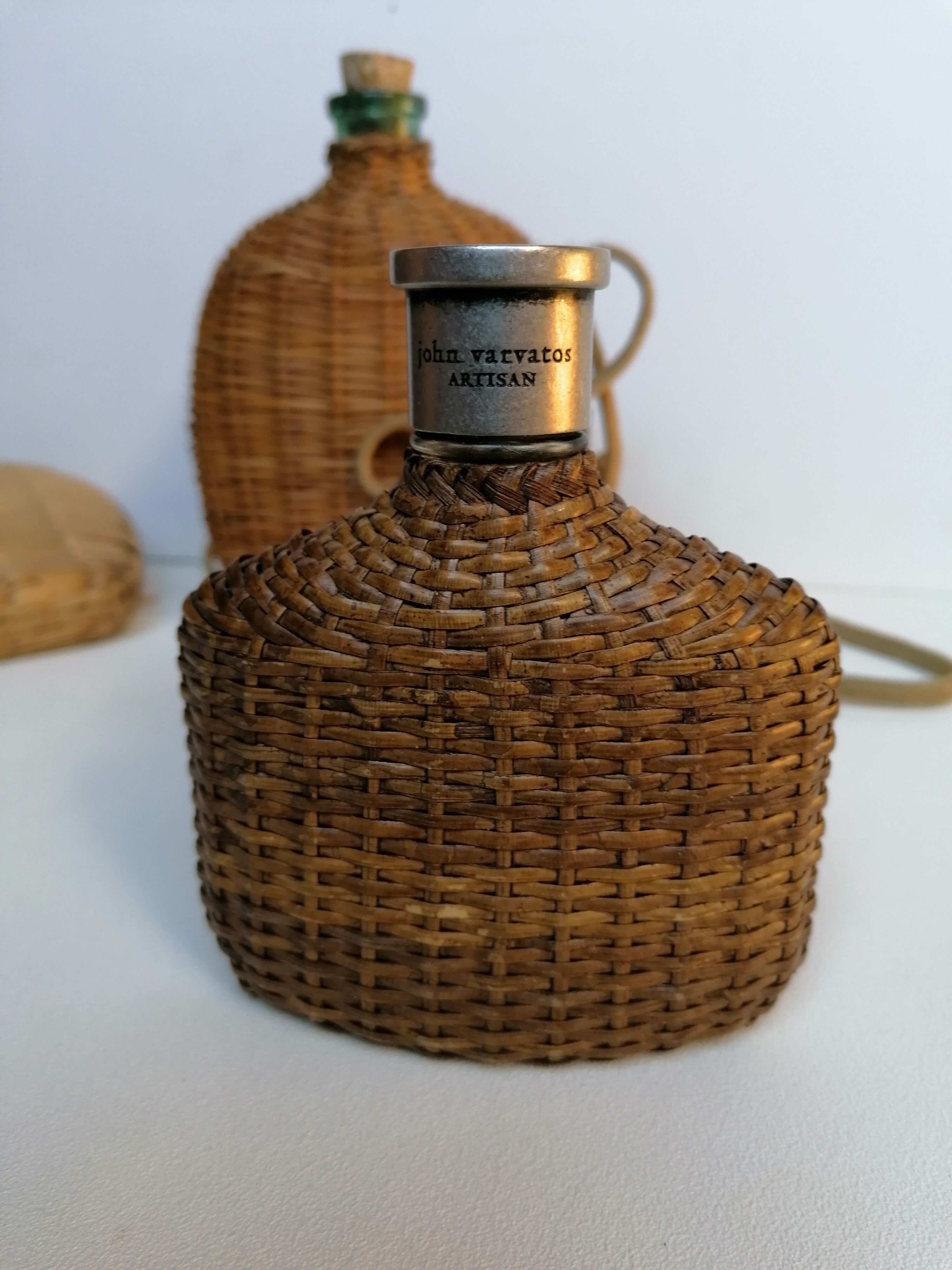 Trio de bouteilles en osier tressé