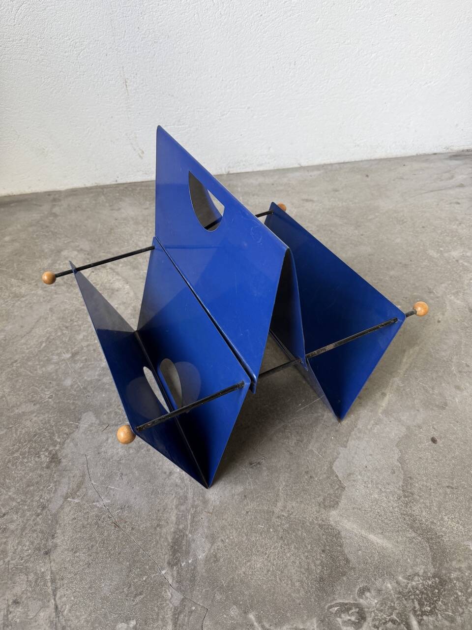 Memphis 80s Magazine Rack