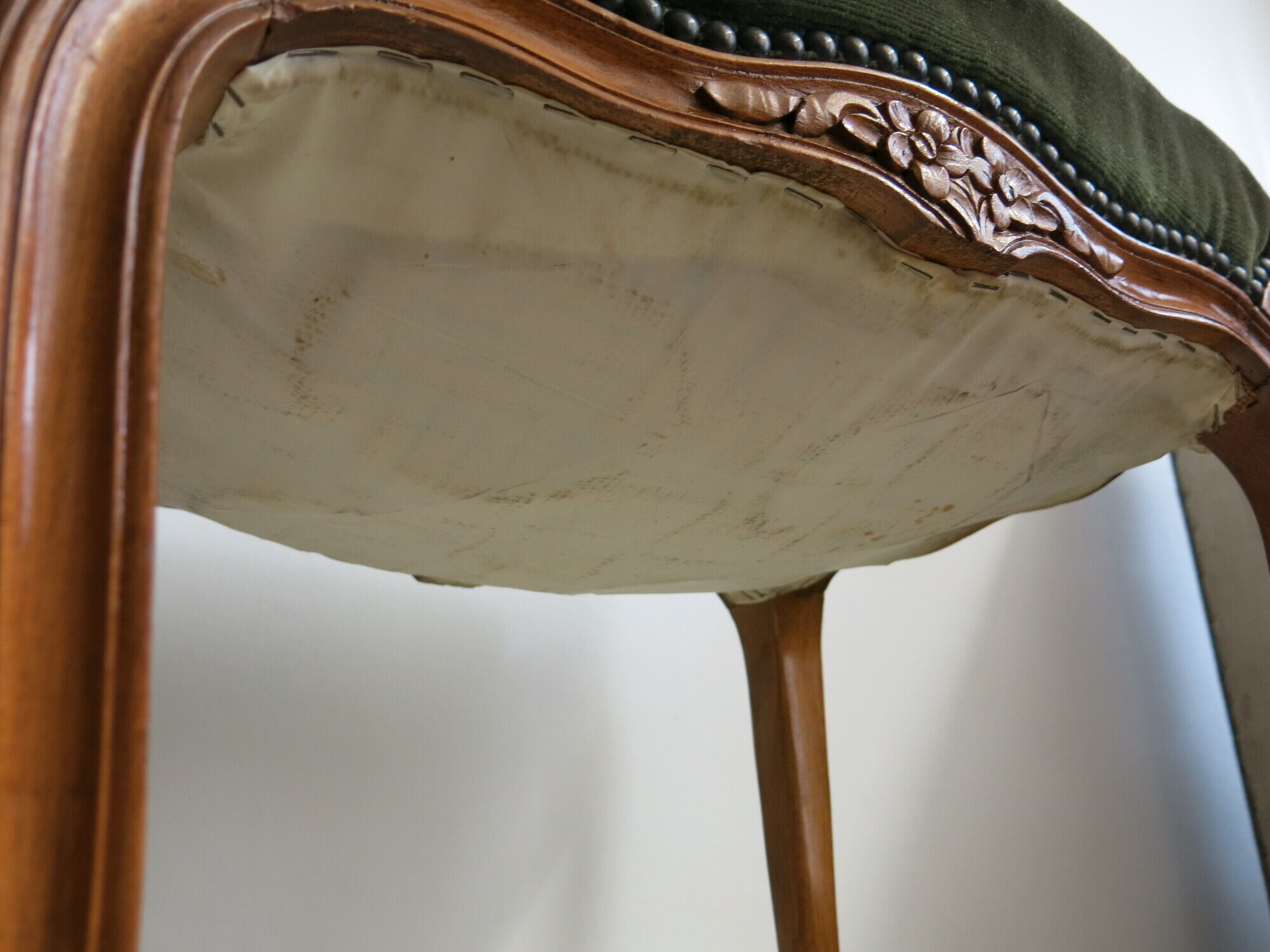 Louis XV footrest in carved wood and green velvet