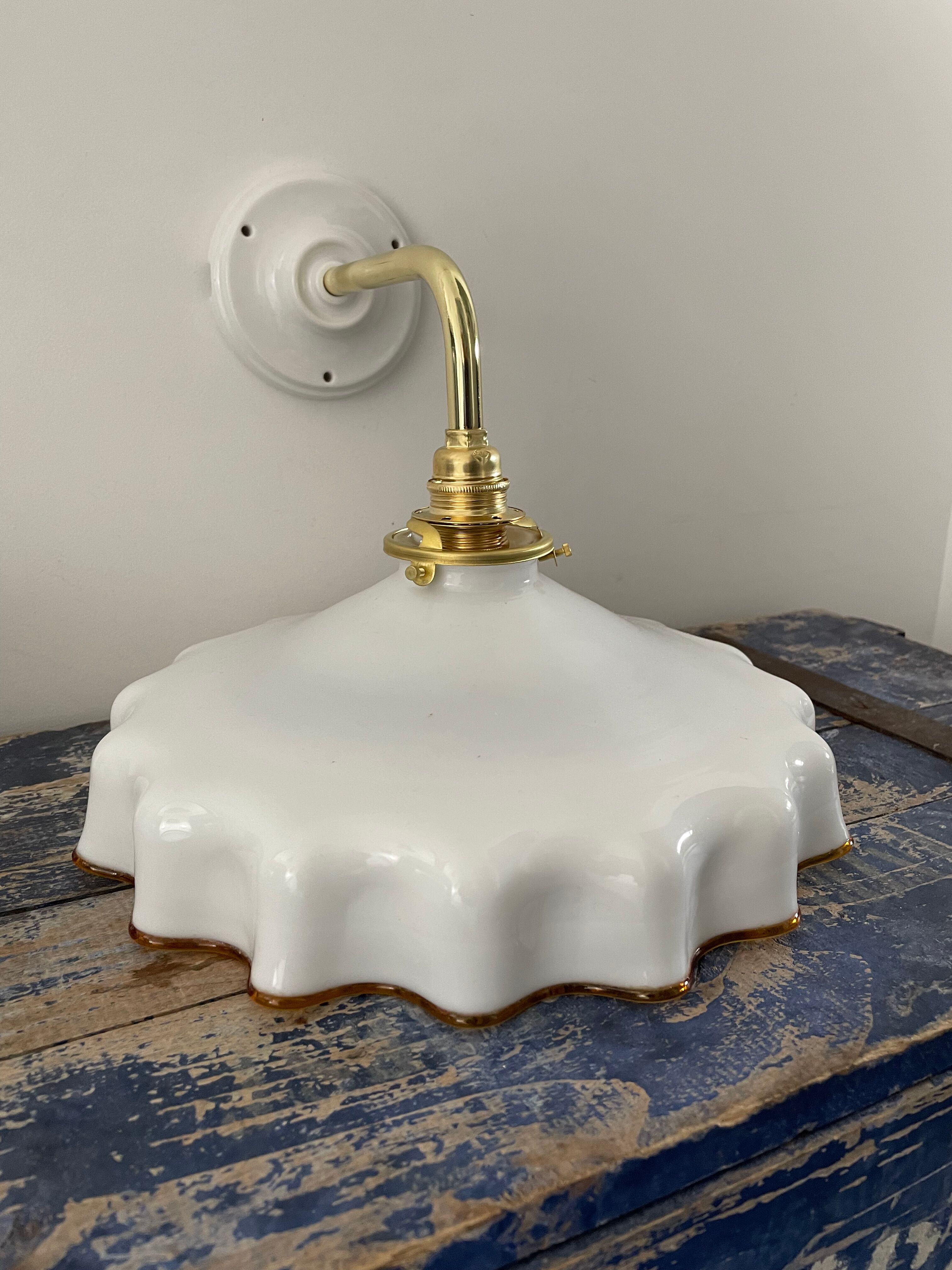 Applique vintage en opaline blanche