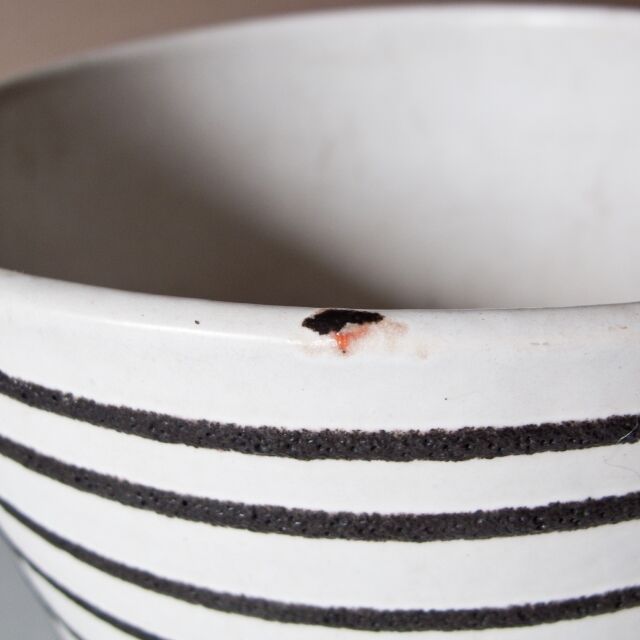Cache-pot noir et blanc