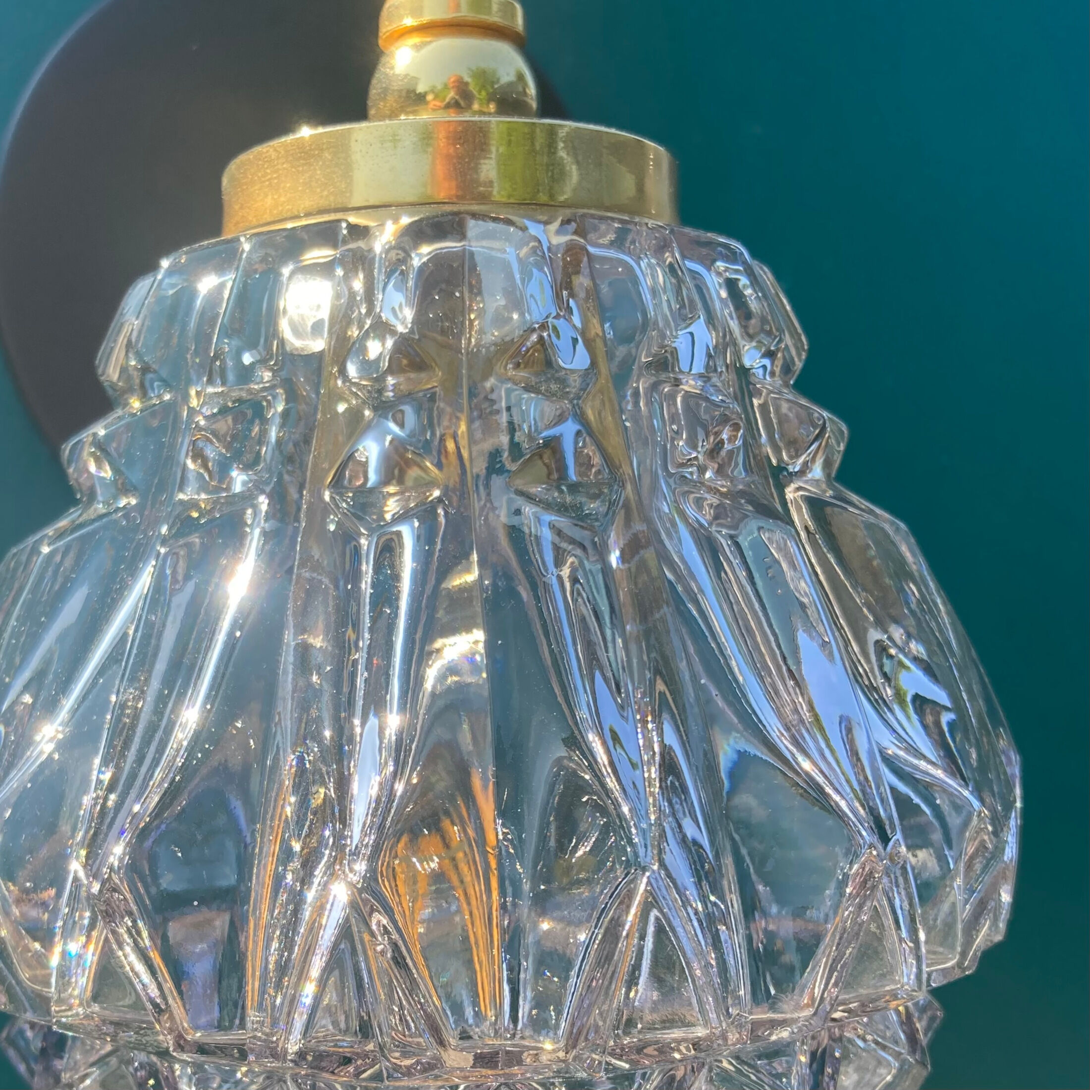 Gilded brass wall lamp and its colorful thick glass tulip