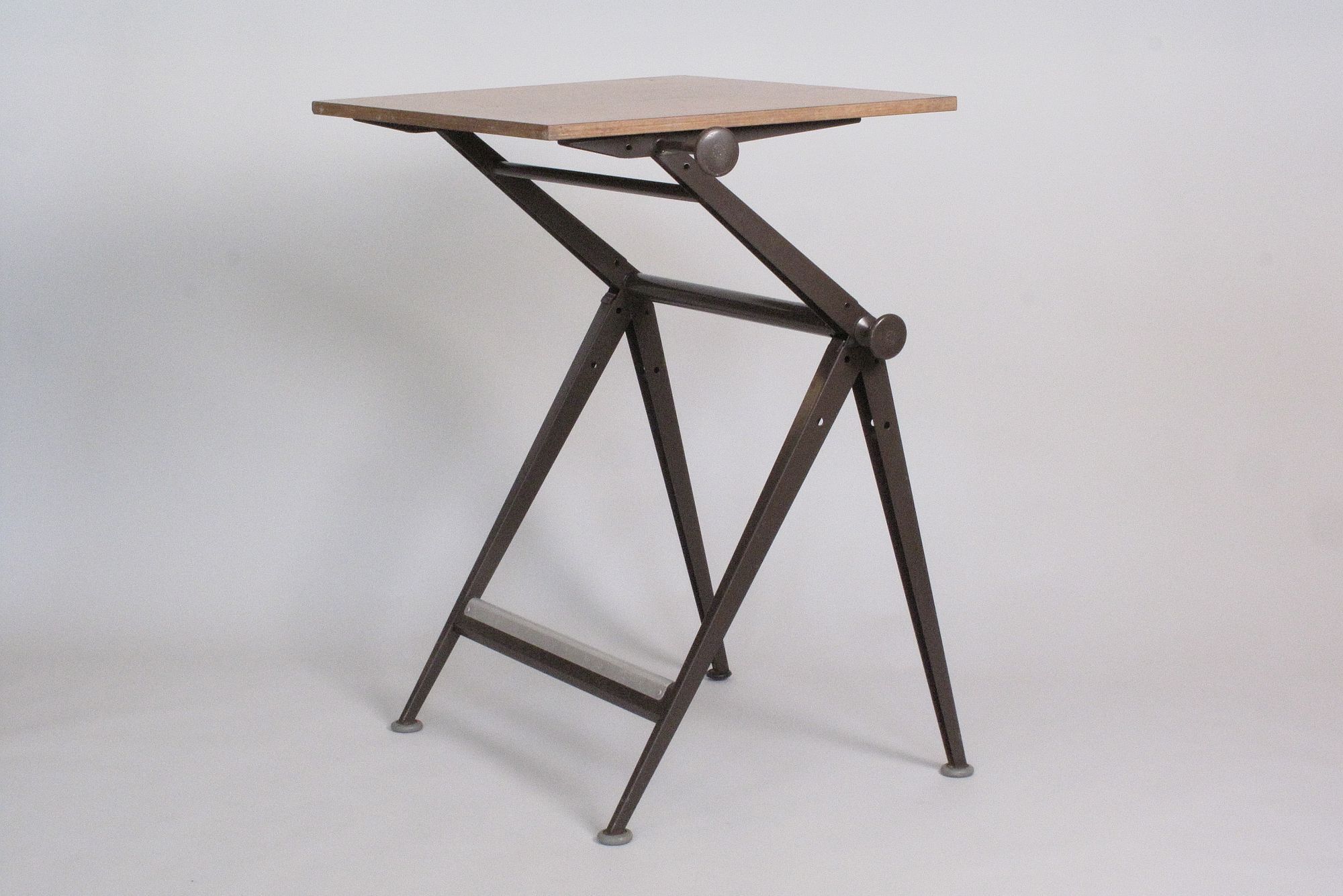 Reply Table by Friso Kramer for Ahrend