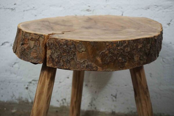 Tabouret, table d'appoint tripode brutaliste en bois brut