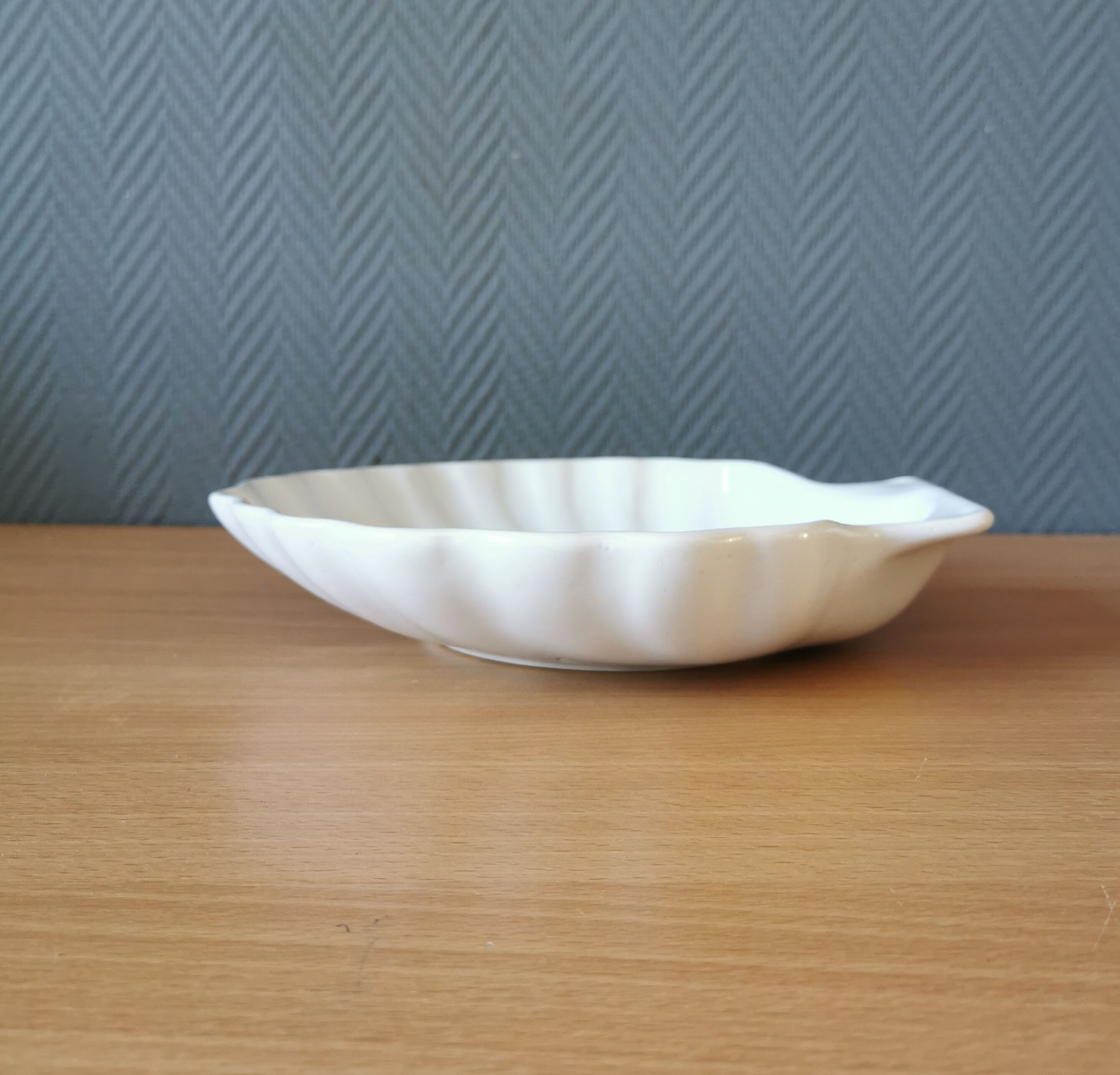 White dish scallop shell Emile Henry