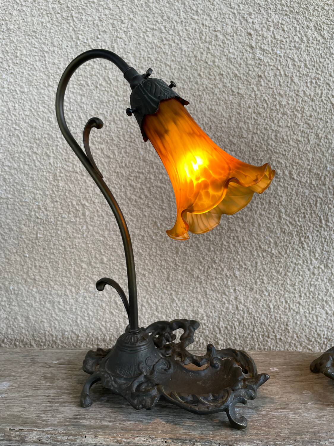 2 lampes en bronze avec abat-jours en tulipes