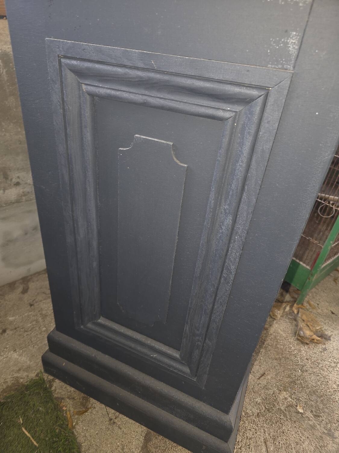 Patinated wooden base for a Medici vase or statue.